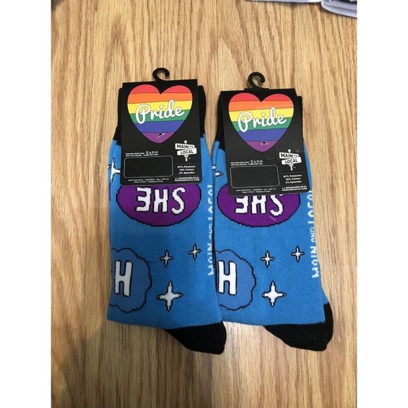 Main And Local Unisex Crew Socks Pride Him Her They Pronouns One Size 2 Pair NEW - Picture 3 of 3